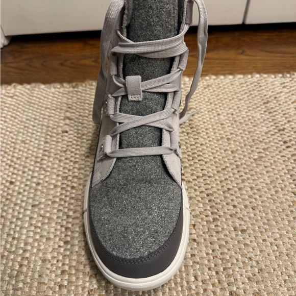 Sorel Light Gray Explorer Boots! Never Worn! - Picture 5 of 9